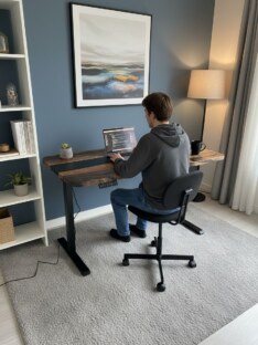 Стол компьютерный с подъемным механизмом и вырезом дизайнерский лофт THETABLE RU 140х70 3.26/14.1 Стол компьютерный с подъемным механизмом и вырезом дизайнерский лофт THETABLE RU 140х70 3.26/14.1